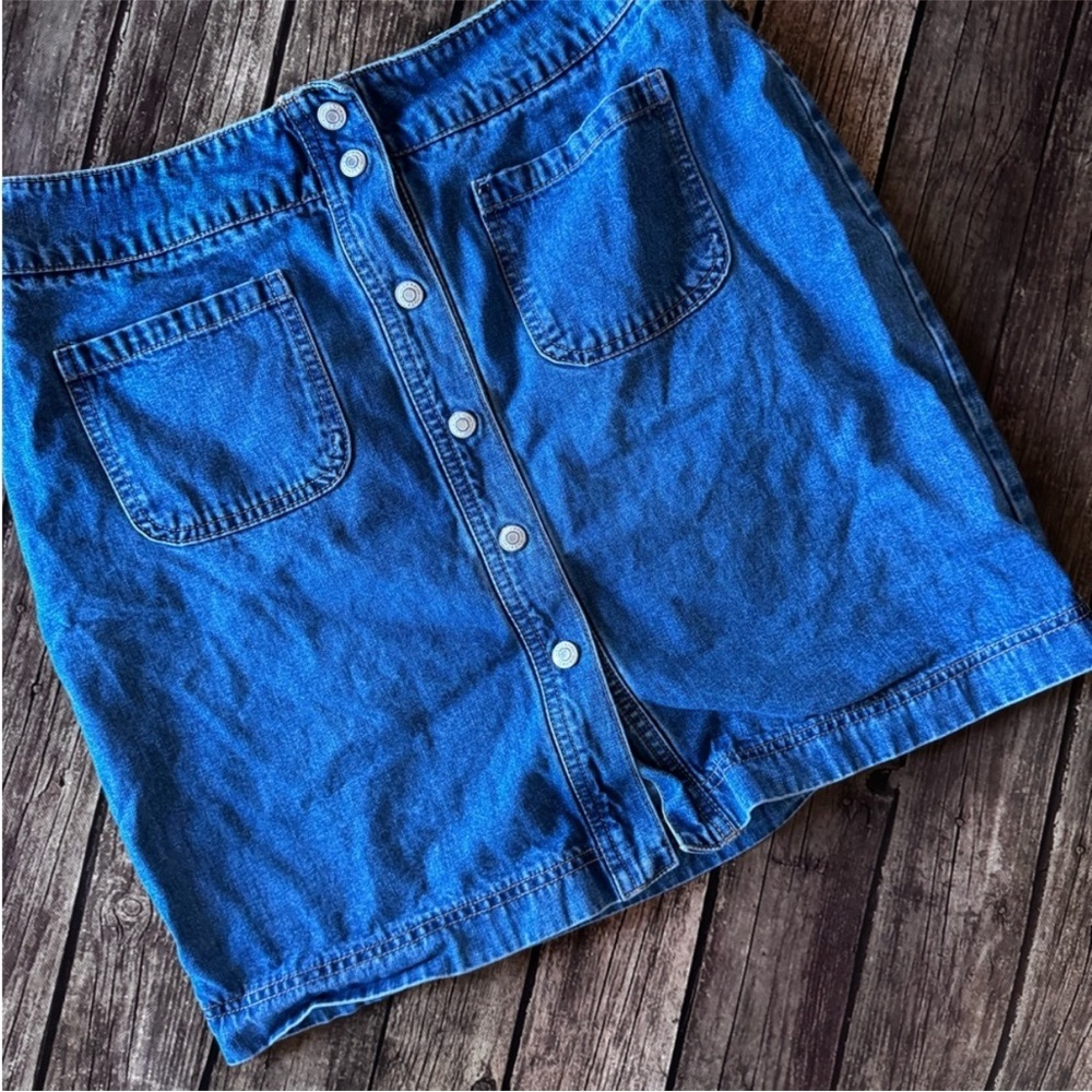 Vintage GAP Button Front Denim Skirt
Size 12 Women's